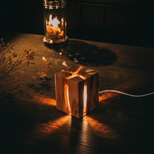 Lámpara de Madera LED Diseño Moderno – Luz Ambiente Cálida para Dormitorio y Sala - Illustria