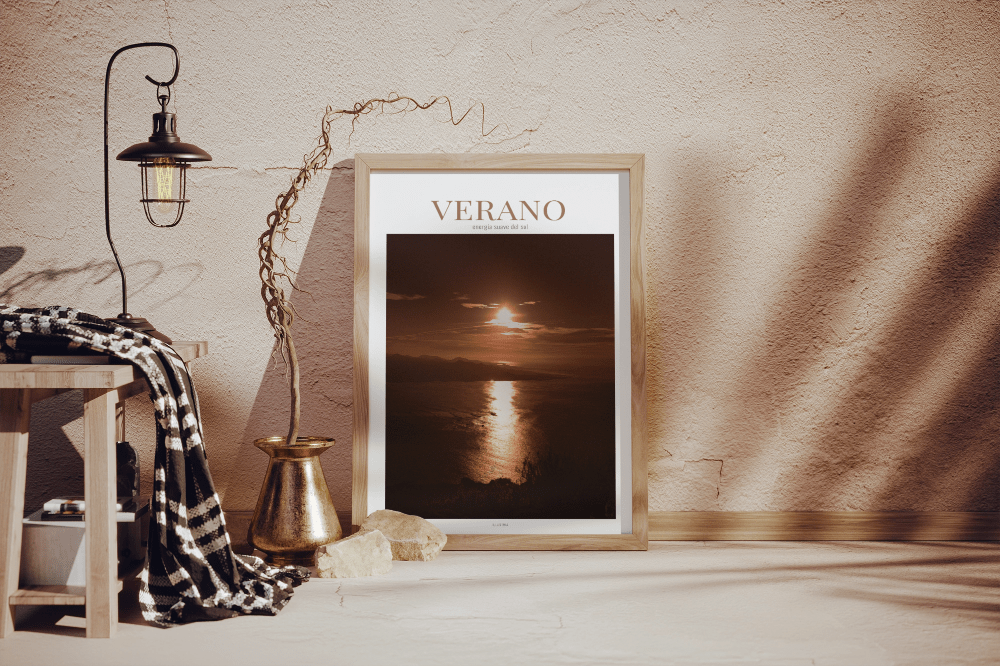 VERANO – Póster decorativo con energía suave del sol mediterráneo (sin marco) - Illustria