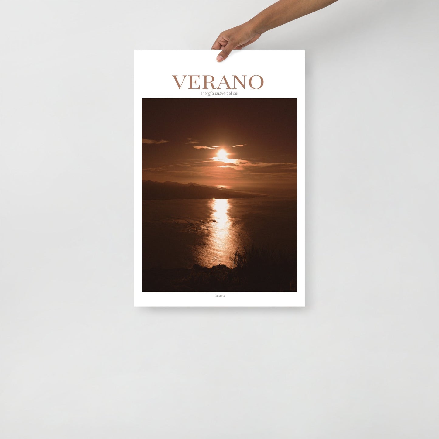 VERANO – Póster decorativo con energía suave del sol mediterráneo (sin marco) - Illustria