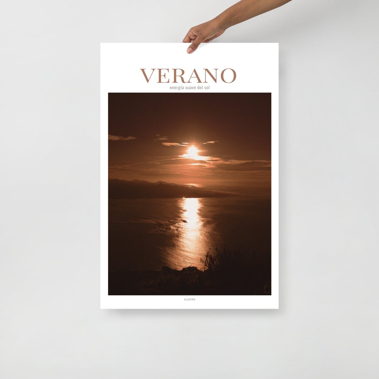VERANO – Póster decorativo con energía suave del sol mediterráneo (sin marco) - Illustria
