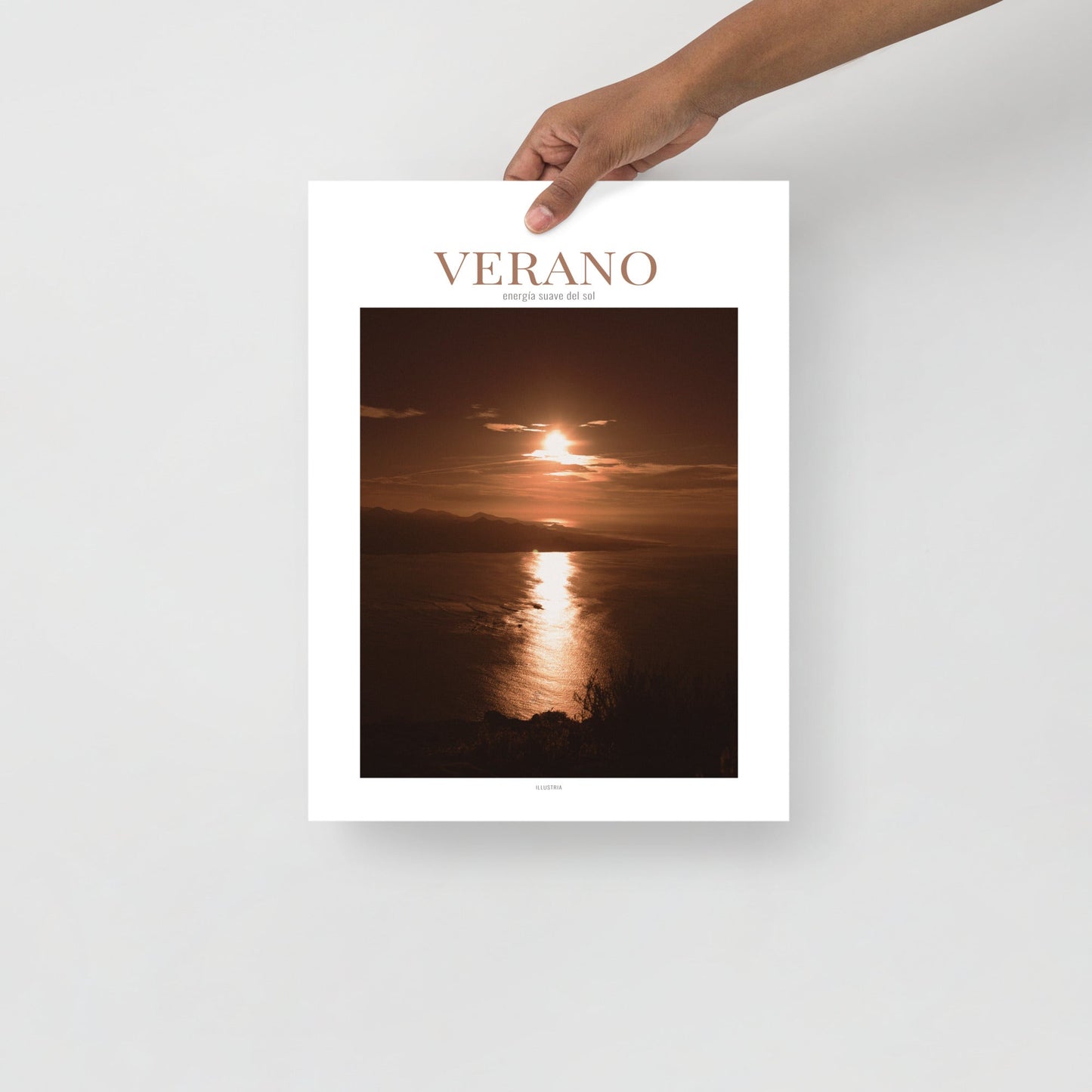 VERANO – Póster decorativo con energía suave del sol mediterráneo (sin marco) - Illustria